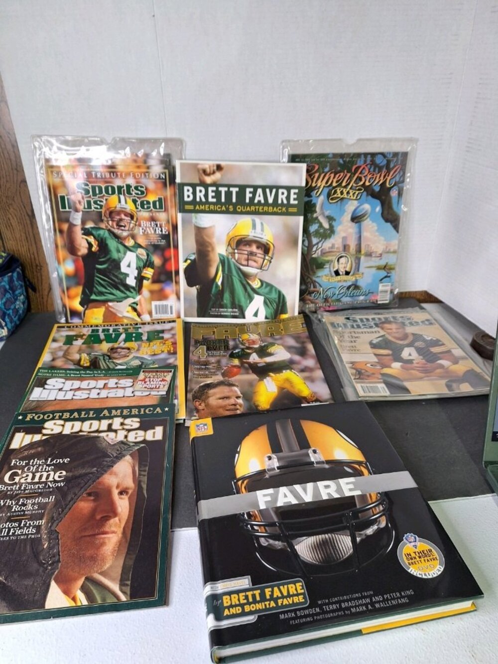 BRETT FAVRE Green Bay Packers Sports Illustrated /Book And More 13-Brett Fav Lot